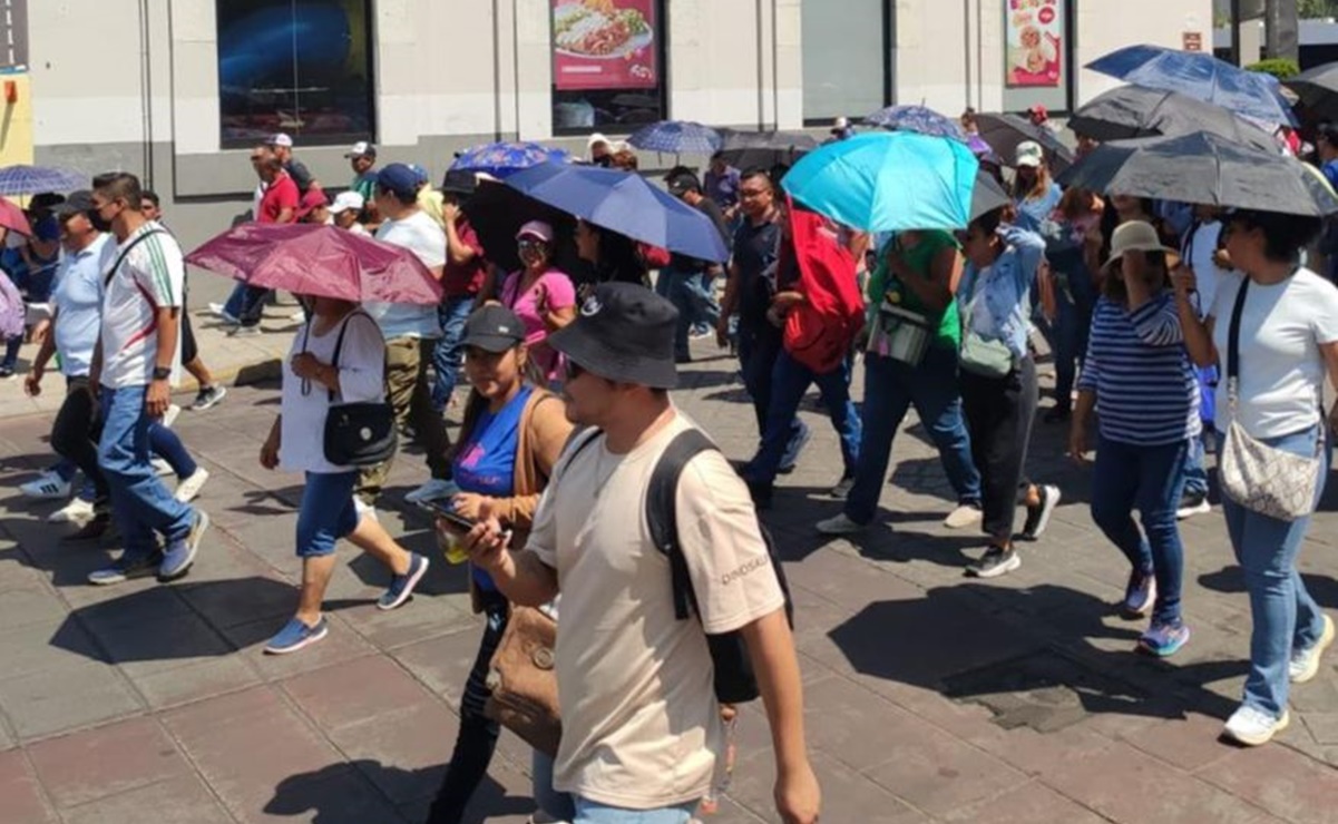 Sección 22 del SNTE llama al gobernador de Oaxaca a “amarrar a sus perros” tras represión en aeropuerto. Fotos: Mario Arturo Martínez
