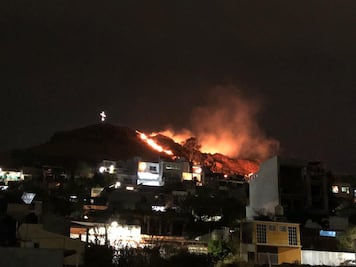 Bomberos combaten fuerte incendio en el Cerro del Crestón