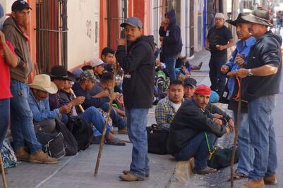 Pobladores de la Sierra Sur sitian la capital y vandalizan