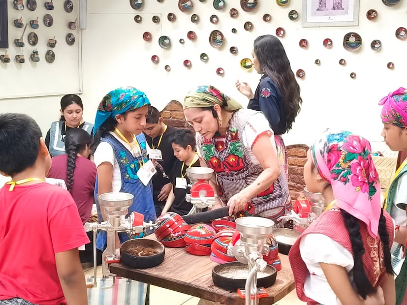 Los menores usan mandiles y pañuelos en la cabeza para una experiencia completa