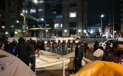 Desalojan de madrugada campamento en CDMX de desplazados triquis de Oaxaca; los reubican en albergue