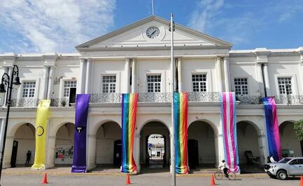 Se viste palacio de Tehuantepec, en el Istmo de Oaxaca, con colores del orgullo y la diversidad sexual