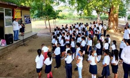 Acusan a director de secundaria de Oaxaca de cobrar 2 mil 700 pesos por constancia de “buena conducta”