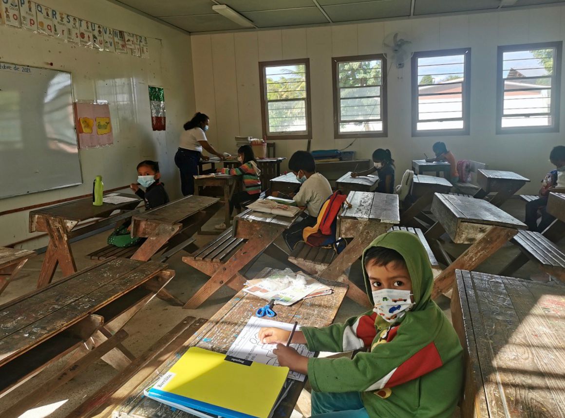 En el Istmo de Oaxaca, vuelven niños a aulas de plástico, así son las clases tras terremoto y pandemia
