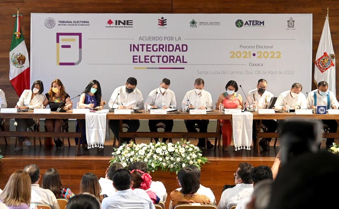 Autoridades estatales y federales firmaron el Acuerdo por la Integridad del Proceso Electoral 2021-2022 de Oaxaca. Foto: Gobierno de Oaxaca