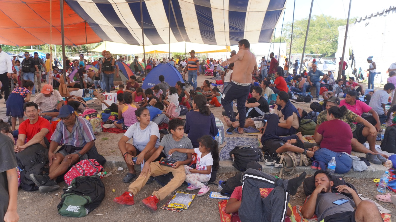 Vuelca camión con migrantes en Oaxaca y deja 10 heridos; caravana se instala para esperar visas. Foto: Especiales