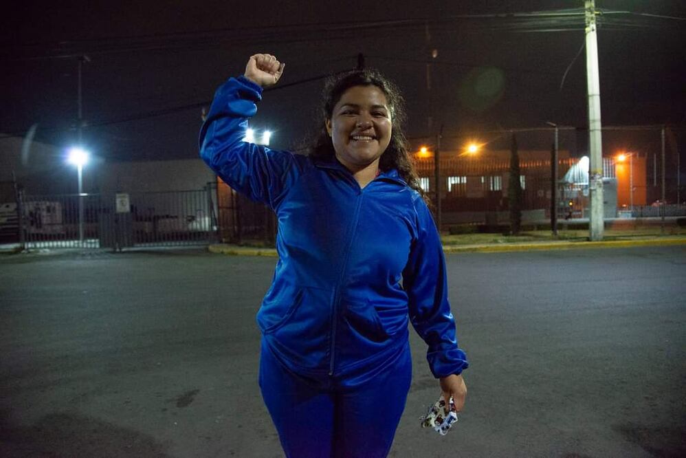 Liberan a Roxana, joven oaxaqueña presa por asesinar a su violador; proceso legal continúa