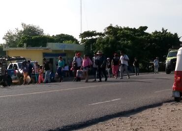 Migrantes continúan caravana hacia Matías Romero