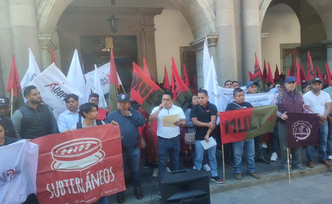 Miembros del MUL piden un alto a las agresiones contra el pueblo triqui. Foto: Juan Carlos Zavala