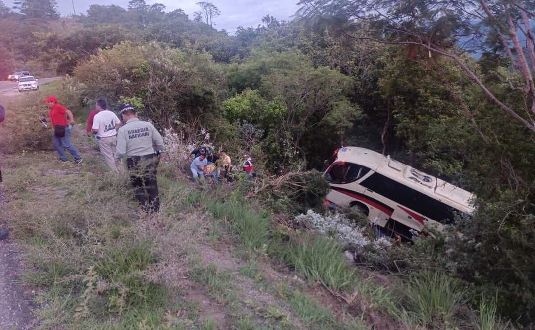 Sube a 28 heridos y una falllecida saldo de accidente de autobús en Oaxaca; 13 están hospitalizados. Fotos: Especiales