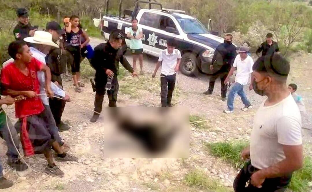 Foto: Especial/El Universal/ Pobladores y policías matando al oso negro de cuatro meses de edad