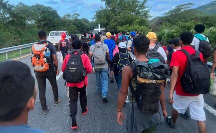 Ante indiferencia de las autoridades, cientos de migrantes avanzan a la ciudad de Oaxaca a pie