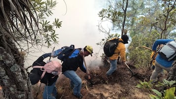 Autoridades agrarias de Juxtlahuaca, Oaxaca, monitorean el incendio forestal activo