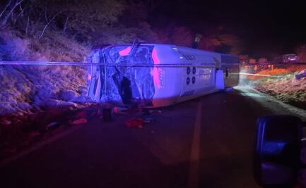 Deja volcadura de autobús un muerto y 14 heridos; iba de la ciudad de Oaxaca al Istmo