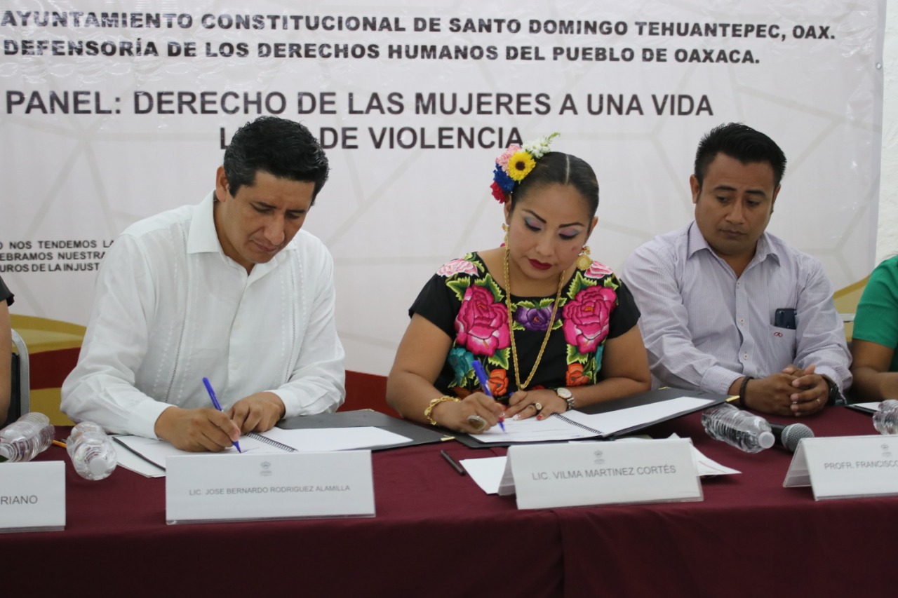 DDHPO firma convenio con Tehuantepec