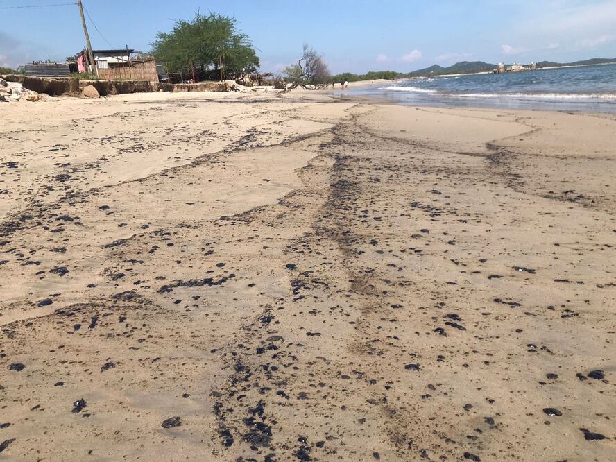 Pescadores denuncian nuevo derrame de Pemex en playas del Istmo de Oaxaca: es el cuarto en 40 días. Fotos: Especiales