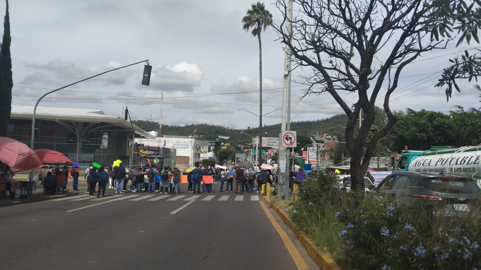 Vive la ciudad de Oaxaca jornada de protestas y bloqueos viales; suspenden labores en la UABJO por balacera