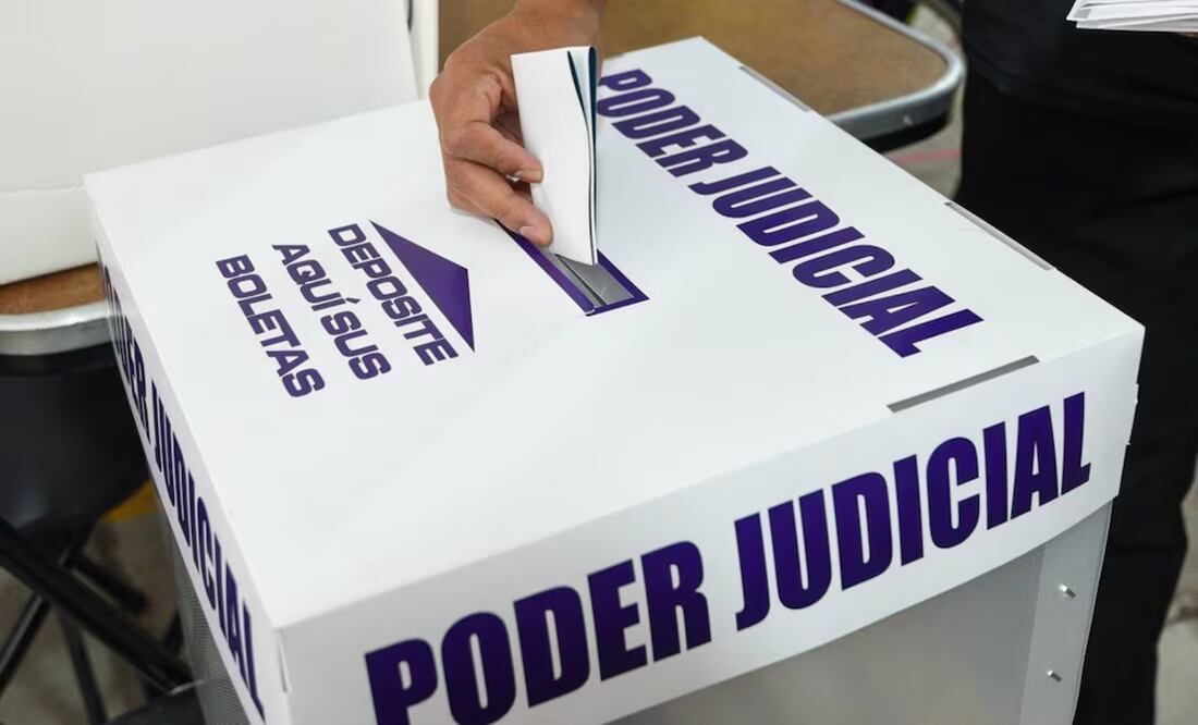 La Junta Local Ejecutiva del Estado de México del Instituto Nacional Electoral y el Instituto Electoral del Estado de México realizaron un simulacro de votación en casilla seccional, previo a la elección del Poder Judicial del próximo 1 de junio en donde serán elegidos jueces y magistrados, esto como una forma para que la ciudadanía se familiarice para poder emitir su voto. Foto: Cuartoscuro