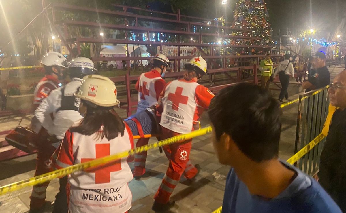 Colapso de gradas previo a desfile de la Noche de Rábanos deja 9 heridos en Oaxaca. Fotos: Fernando Miranda