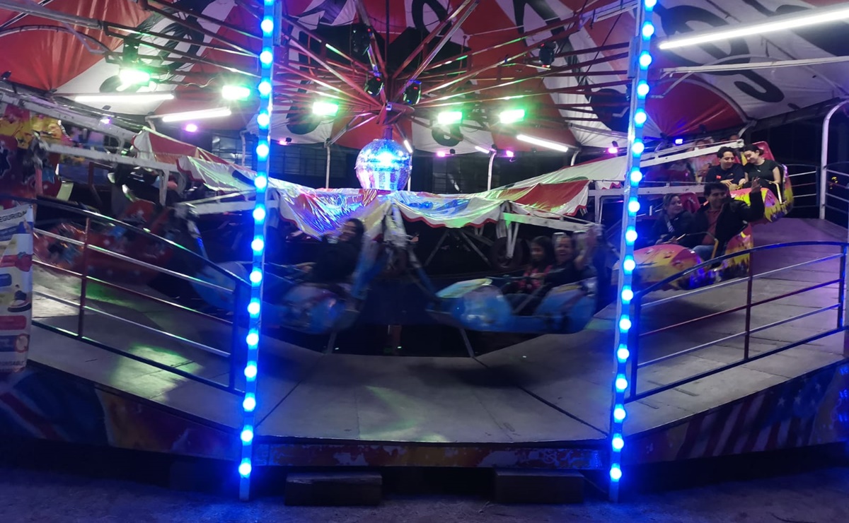 Padre e hijo salen proyectados de un juego mecánico en la feria de la ciudad de Oaxaca. Foto: Especial