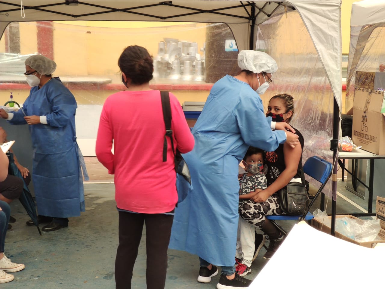 ¡Por fin! 11 y 12 de agosto vacunan a personas más de 30 años en la ciudad de Oaxaca. Foto: Mario Arturo Martínez