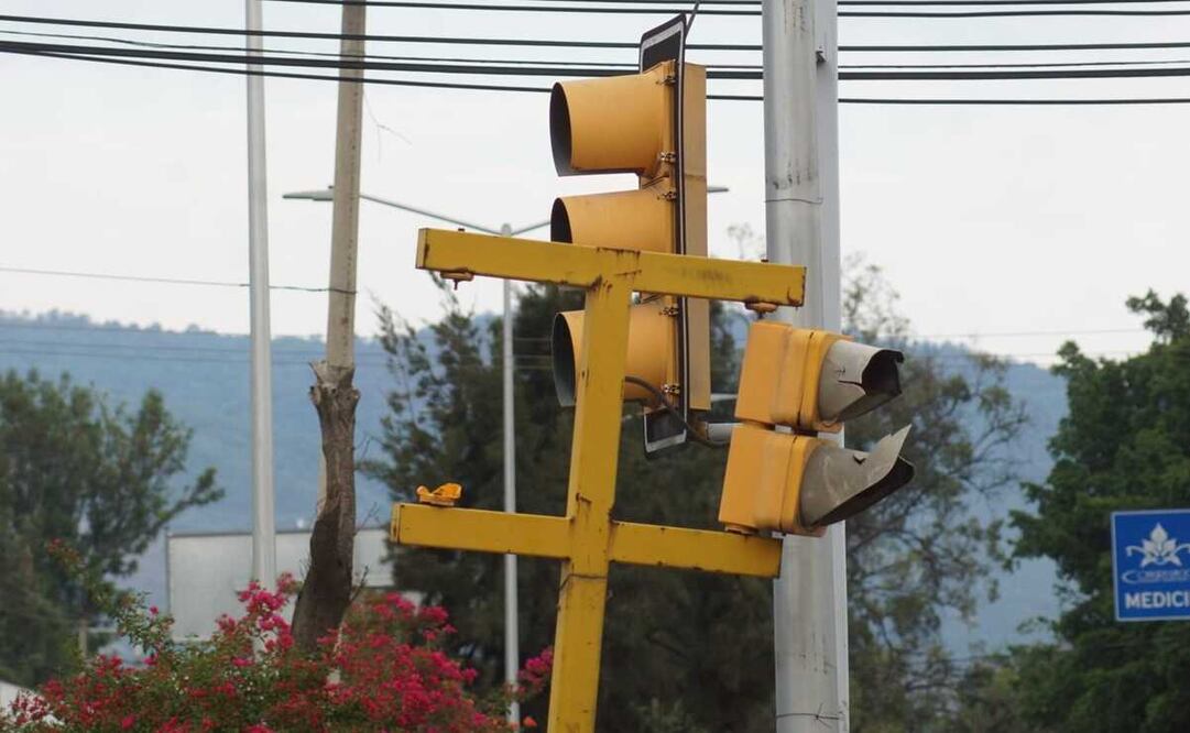 Oaxaca capital, Xoxo y gobierno estatal “se echan la bolita” para no arreglar semáforos de Símbolos Patrios. Fotos: Edwin Hernández