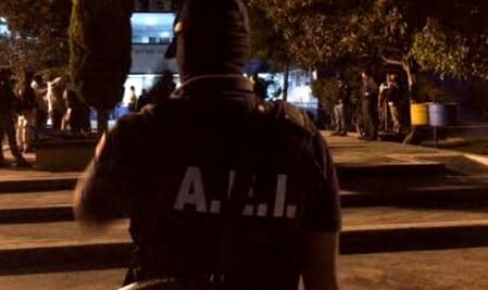 Aprehenden a 2 agentes estatales de investigación por extorsión contra una mujer en Ocotlán