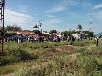 Encapuchados desalojan con violencia a ferrocarrileros que mantenían protesta