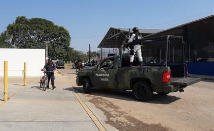Fuerzas de seguridad custodian cuartel de policía municipal en Loma Bonita