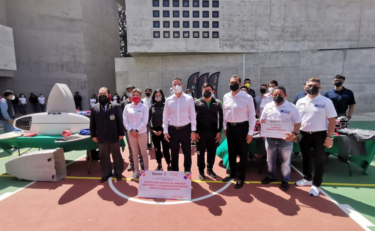 Entrega Murat material deportivo por más de 400 mil pesos a 10 organismos y 830 deportistas de Oaxaca