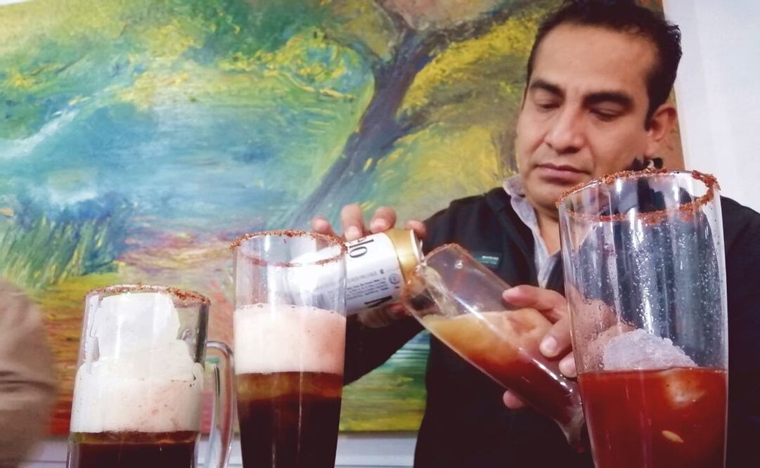 Las micheladas de sabores nacieron en Oaxaca, clama su creador; exporta a EU, España y Brasil. Fotos: Juan Carlos Zavala