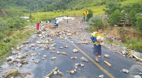 Reportan inundaciones por desbordamiento de ríos en la Mixteca