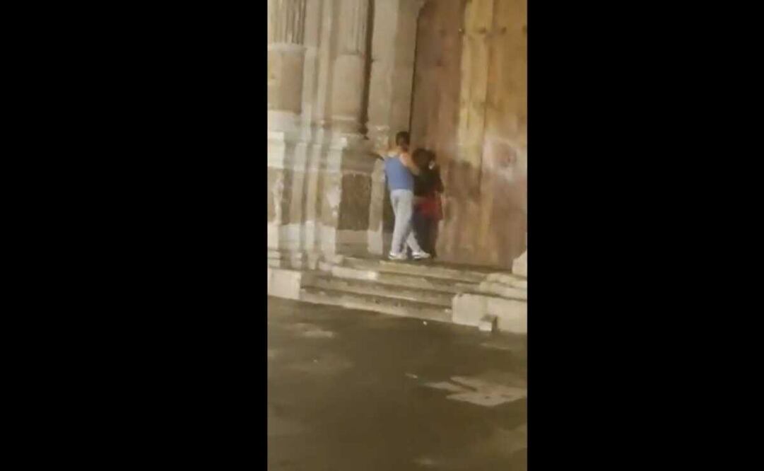Policía de la ciudad de Oaxaca detiene a hombre que agredió a mujer en la Catedral Metropolitana. Foto: Especial