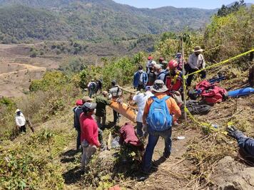 Rescatan bomberos cuerpo de hombre que cayó a una caverna en la Sierra Sur de Oaxaca
