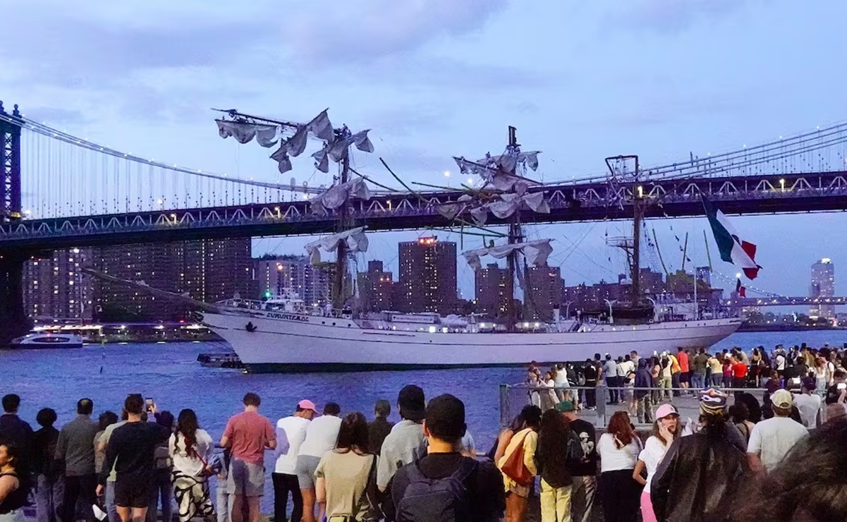 Parte del personal de la tripulación del Buque Escuela Cuauhtémoc regresa a México en la madrugada de este lunes. FOTO: EFE