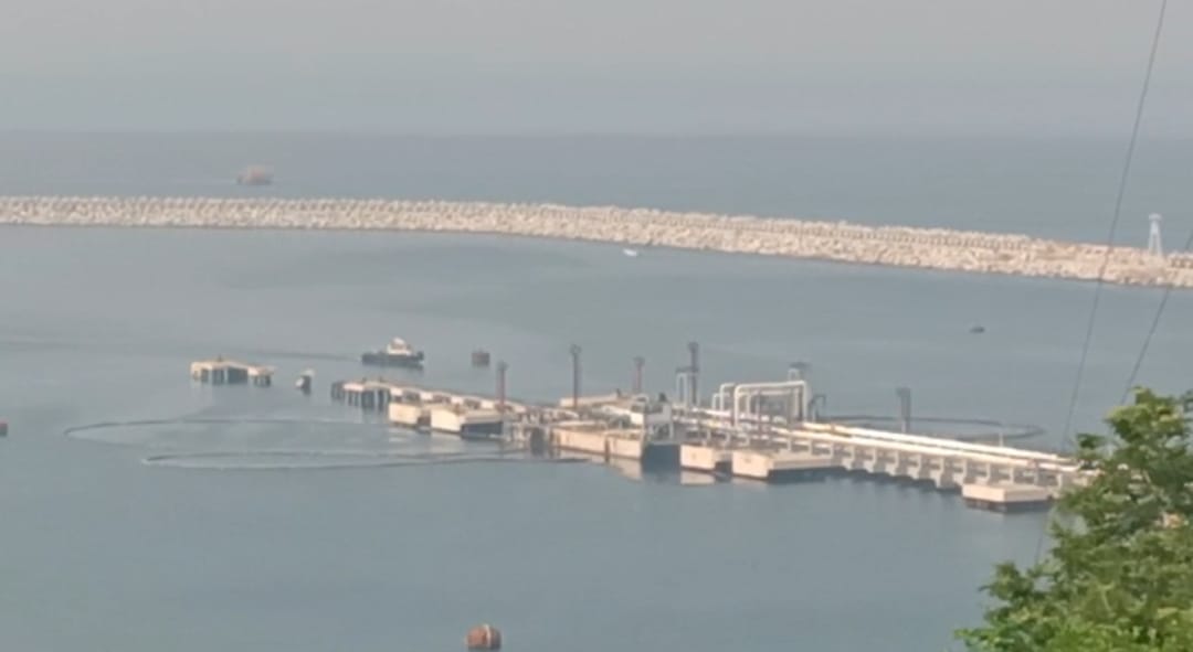 VIDEO: Buque petrolero "Sócrates" derrama combustible en el mar de Salina Cruz tras ser sacudido por fuerte oleaje