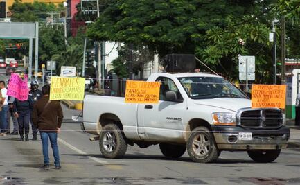 Con bloqueo en la ciudad de Oaxaca, sindicato protesta contra despidos de trabajadores de Salud