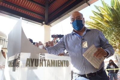 Vota Villacaña: desea jornada electoral en paz y que hoy se defina al próximo edil de la capital de Oaxaca