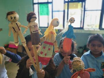 Por falta de libros y materiales en su escuela, niños ikoots dan vida a juguetes ancestrales