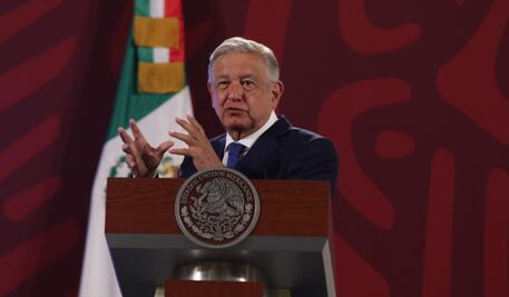 AMLO anuncia convocatoria para médicos especialistas; garantiza contratación inmediata con los "mejores sueldos"