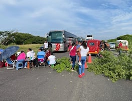 Pobladores de San Dionisio del Mar exigen solución al conflicto agrario con Chicapa de Castro; bloquean carretera Panamericana