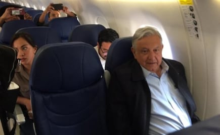 Viaja AMLO a Oaxaca; pasajeros lo saludan a la distancia