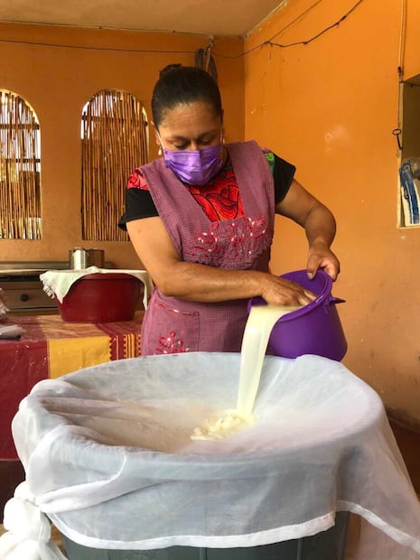 Elaboración de queso de forma artesanal en Oaxaca. Foto: vamosaconocer.com