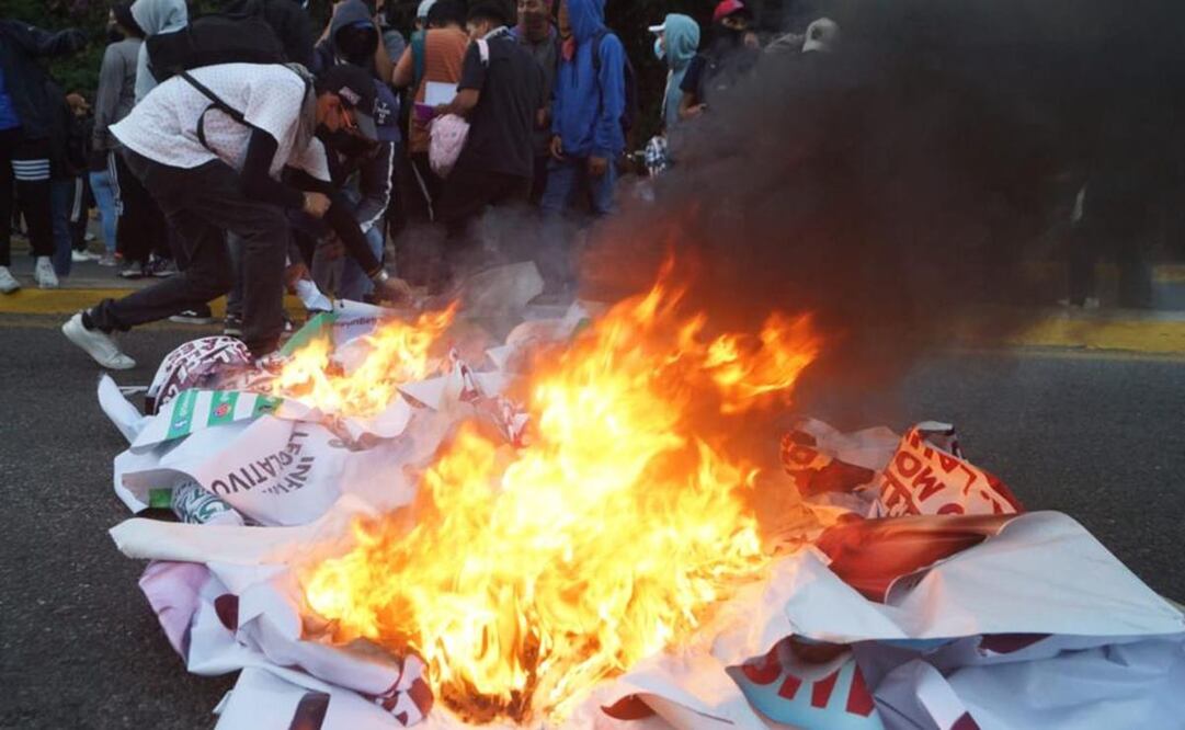 Entre protestas, rinde Jara Primer Informe en el  Guelaguetza, por boicot de maestros de Oaxaca. Foto: Edwin Hernández
