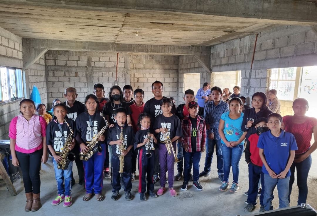 Aleida Ruiz, Premio Nacional de la Juventud, se suma al esfuerzo de niñas y niños por salvar la música chontal en Oaxaca