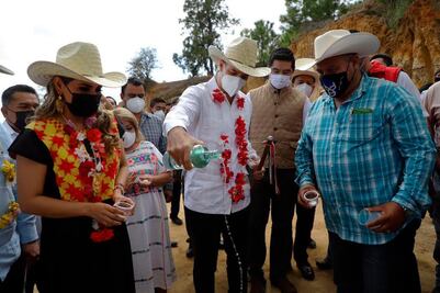 Murat y Evelyn Salgado recorren camino rural construido en Oaxaca, se replicará programa de AMLO en Guerrero
