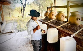 Mezcal ancestral de Oaxaca se apaga: tradición de barro sucumbe ante la industria