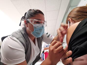 Logra Oaxaca vacunar al 100% de trabajadores de la Salud que están en la primera línea contra Covid-19