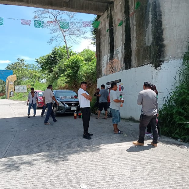 Una comisión de comuneros zoques se apostó a la entrada de la población de Santa María Chimalapa, para evitar el ingreso de los morenistas encabezados por el diputado Oliver López García. Foto: Especial