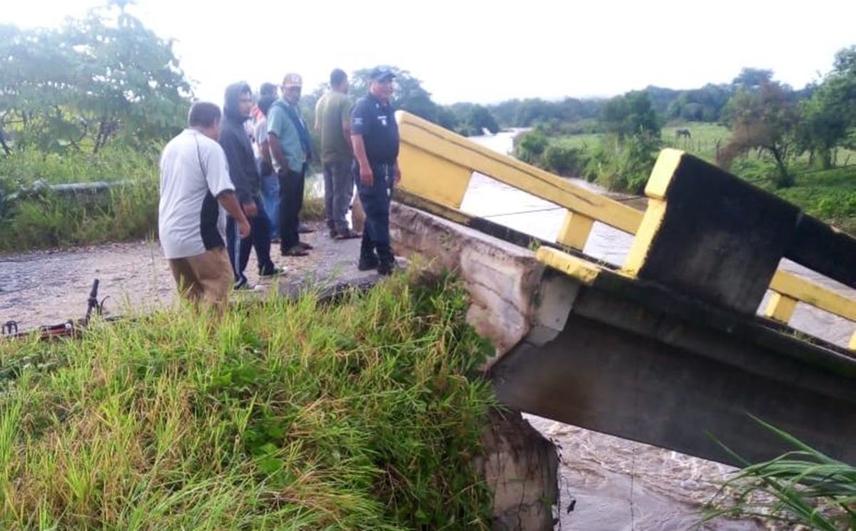 Colapsa puente en Putla por fuertes lluvias; hay deslaves e inundaciones en la Sierra Sur de Oaxaca